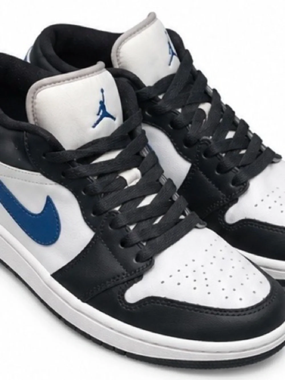 Nike Low-Top Sneakers in White, Black & Blue